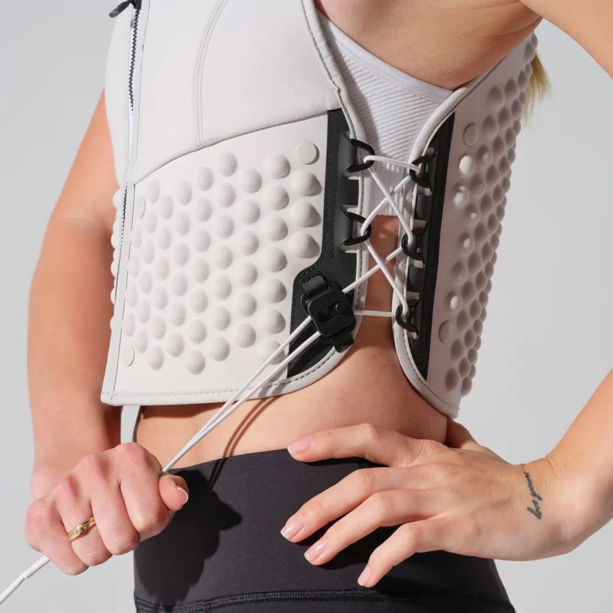 OMORPHO Women’s G-Vest Icon, 6 lb (up to 12 lb with optional G-Pack, sold separately), low-profile, fully adjustable comfort fit for hiking, walking, running, and training.
