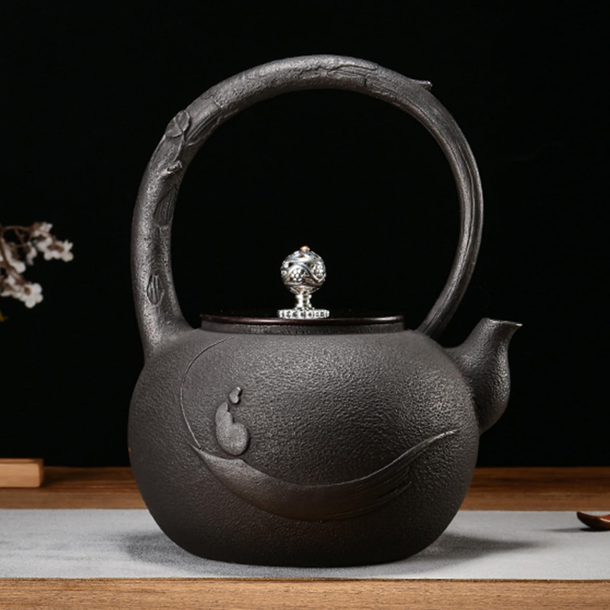 Cast Iron Teapot, Stovetop Safe Tea Kettle With handle, Asian Style Handmade Tea Pot For Home Camping Outdoor Use(0.9L, BlackK)