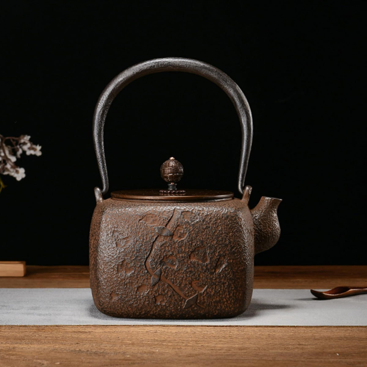 Cast Iron Teapot, Stovetop Safe Tea Kettle With handle, Asian Style Handmade Tea Pot For Home Camping Outdoor Use(0.9L, BlackU)