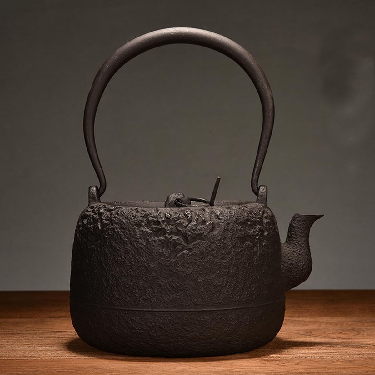 Cast Iron Teapot, Stovetop Safe Tea Kettle With handle, Asian Style Handmade Tea Pot For Home Camping Outdoor Use(0.9L, BlackK)
