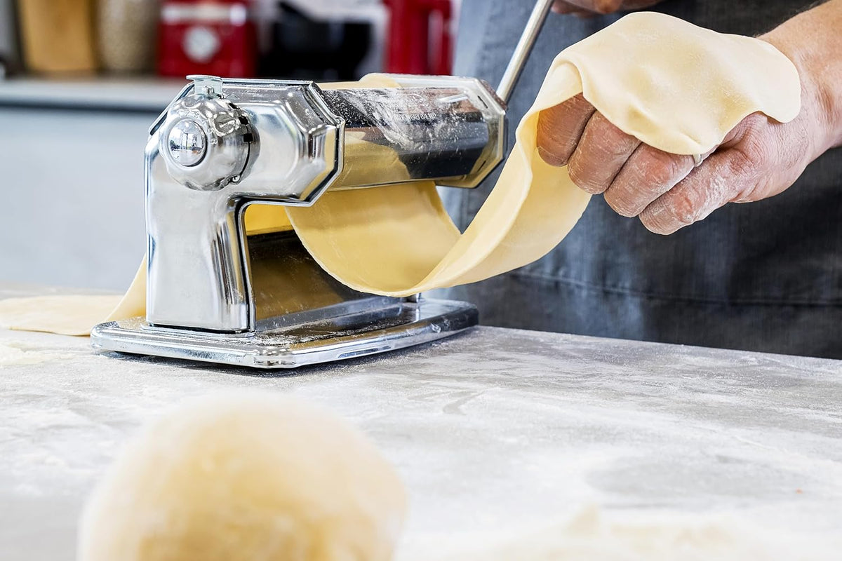 Imperia IPasta Classic Line. Pasta Machine 100% Made in Italy. Fresh pasta machine in steel. Manual roller with crank. Creates dough sheets for Lasagne, Tagliolini, Fettuccine. (End of line)