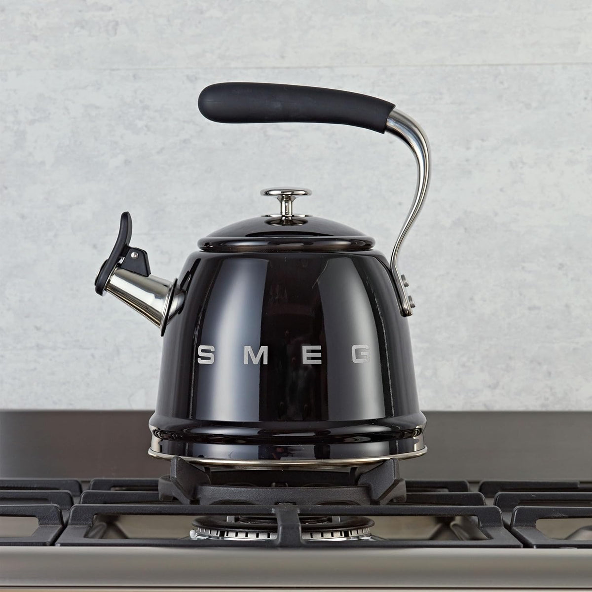 SMEG Stovetop Whistling Kettle – 50s Retro Style, 2.3 Liter (10 Cup / 2.4 Quart) Stainless Steel Tea Kettle with Iconic Design & Whistle – Premium Kitchen Statement Piece-Black